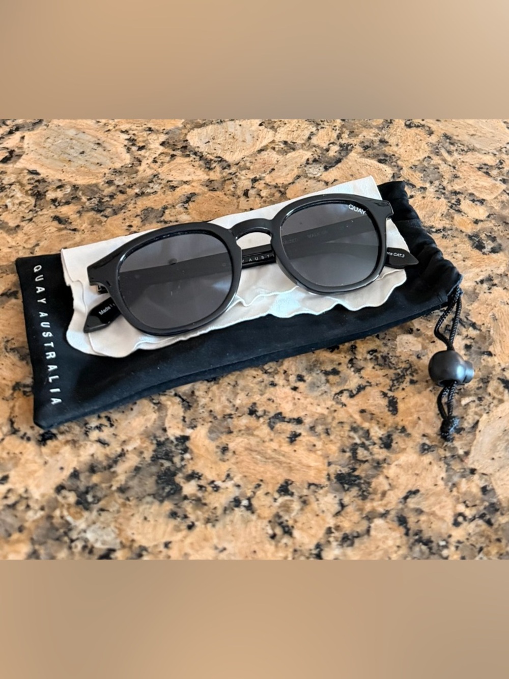 Quay Australia Walk On unisex polarized sunglasses in full black